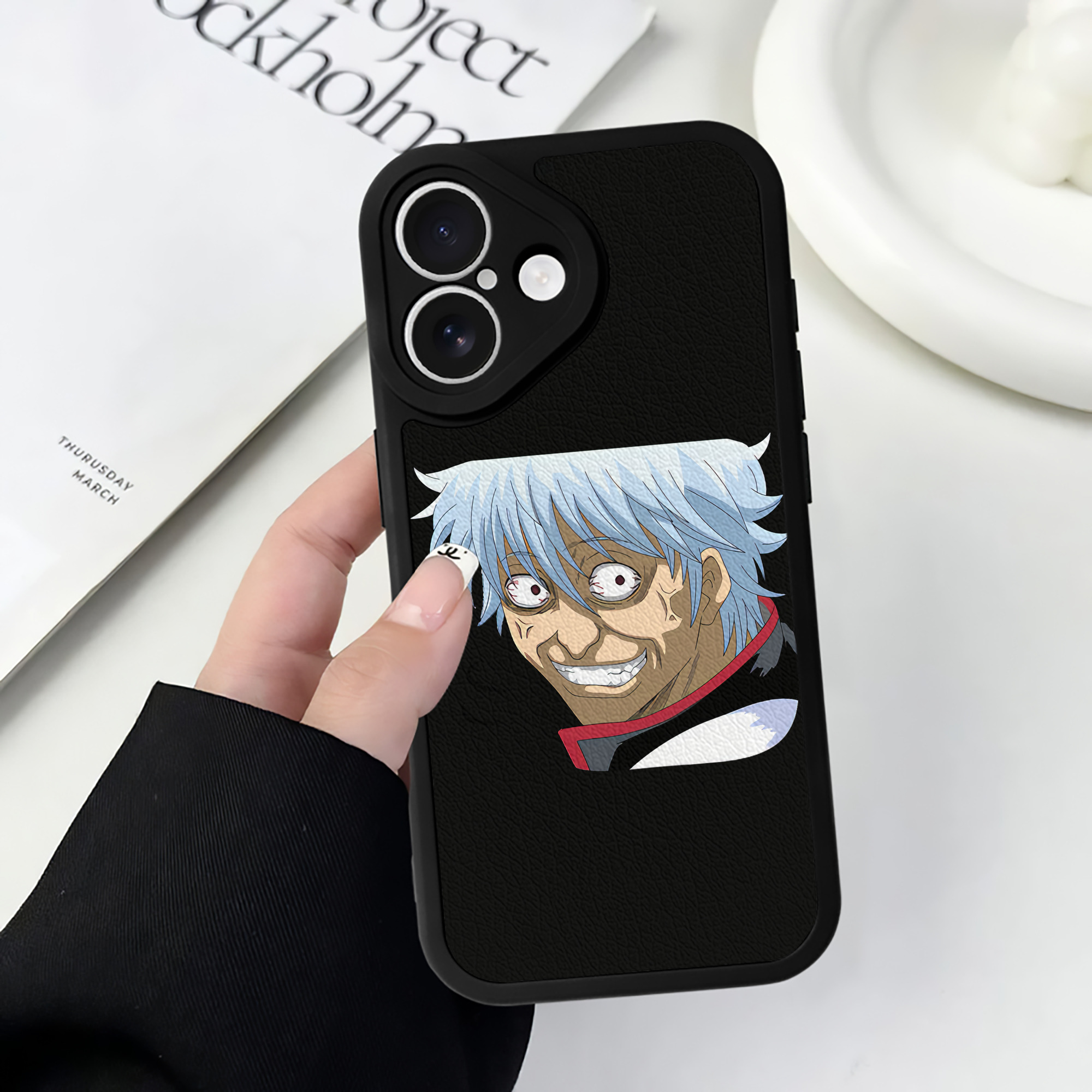 （画像用） ぎんたま 坂田銀時（さかたぎんとき） 神楽 志村新八（しむら しんぱち） GINTAMA Sakata Gintoki Kagura Shimura Shinpachi 【iPhone 16シリーズ対応】シリコンスマホケース（レザー調） 材質：シリコン